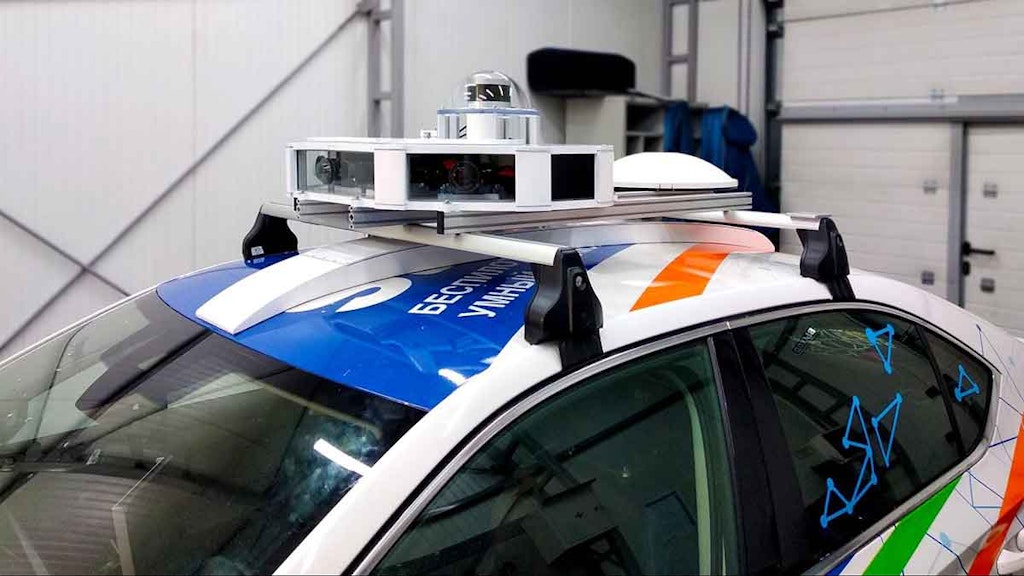 Autonomous test vehicle with roof sensor array